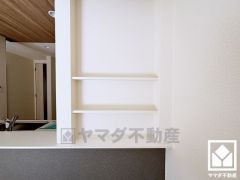 キッチンには前面に造作ニッチがございます。収納として、また季節の小物などを飾ってリビングを彩るディスプレーコーナーとしてもお使いいただけます。