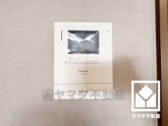 突然の来訪時でも安心なモニター付きインターホンを完備。お留守番中のお子様でも簡単に来訪者の確認ができます。