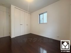 約5.8帖の北東側洋室です。全居室に窓がございます。明るい陽光がたっぷり差し込む心地よい生活空間です。