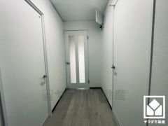 シンプルで洗練された玄関スペース。帰るたびにホッとできる、心地よい住まいの入り口。