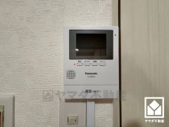 突然の来訪時でも安心なモニター付きインターホンを完備。お留守番中のお子様でも簡単に来訪者の確認ができます。