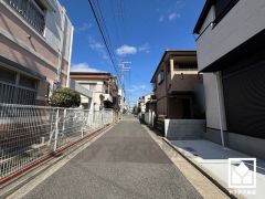 「サンドラッグ西宮東町店」まで徒歩2分、「セブンイレブン西宮東町店」まで徒歩2分、「コープ西宮南」まで徒歩3分など、お買い物施設が徒歩5分圏内に複数あり便利な住環境です。