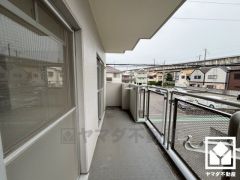 東側バルコニーのため、朝日が気持ちよく入り爽やかな一日を始められます。奥行きがあり広々としているため、お洗濯物もたっぷりと干す事ができます。