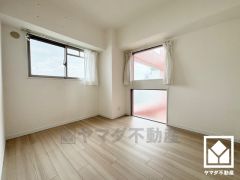 約4.4帖の洋室です。おしゃれなインテリアが映えるデザイン性の高い洋室で、リラックスしたひとときを過ごせます。