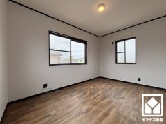 約6帖の3階洋室です。3面採光の大きな窓からは明るい光が降り注ぎます。柔らかな光が差し込むお部屋で、快適で落ち着いた生活をお送りいただけます。