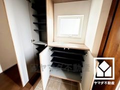 玄関にはたっぷりの収納スペースを完備。家族の靴もしっかり収納できるので、玄関がいつも片付き、気持ちよくお客様を迎えられます。