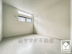 約5.2帖の洋室です。お子様のお部屋などにも丁度良い広さです。