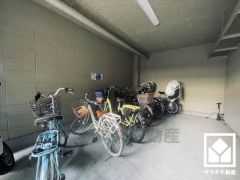 屋内駐輪場なので、雨や風、直射日光から自転車を守ることができます。