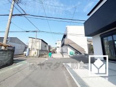 前面道路幅員約6.13mとゆったりとした広さがあるのでファミリーカー等の車の出入れも楽にできます。