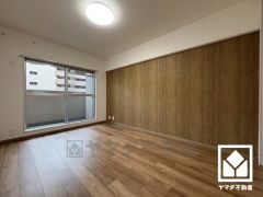 約6帖の上階南東側洋室です。大きな窓からは明るい光が降り注ぎます。柔らかな光が差し込むお部屋で、快適で落ち着いた生活をお送りいただけます。