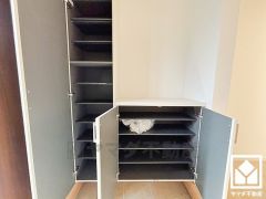玄関にはシューズボックスを完備。家族の靴もしっかり収納できるので、玄関がいつも片付き、気持ちよくお客様を迎えられます。