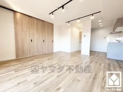 リビングにはダクトレール照明を新設。おしゃれなインテリアが映えるリビングで、リラックスしたひとときを過ごせます。