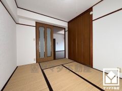 和の趣を大切にしながら、現代のライフスタイルにも調和する美しいデザインの和室。すりガラスの引き戸がモダンな雰囲気を演出し、暮らしを心地よく彩ります。