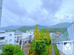 敷地には高低差がございますが、マンション専用の斜行エレベーターが設置されており、楽に移動できます。