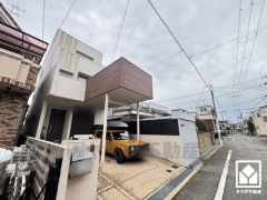 南向きカーポートバルコニーが魅力の、デザイナーズライクなおしゃれな外観。窓が多く、陽当たりの良い立地。
