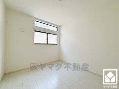 大きな窓からは明るい光が降り注ぎます。柔らかな光が差し込むお部屋で、快適で落ち着いた生活をお送りいただけます。