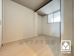 居室に窓がございます。明るい陽光がたっぷり差し込む心地よい生活空間です。