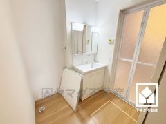 小さなお子様のお風呂上りもこのスペースがあればゆったりとして頂けます。室内洗濯機置場がございますので、天候に左右されず洗濯していただけます。