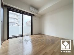 全室バルコニーに繋がるお部屋となっております。風通しが良く、明るい陽光がたっぷり差し込む心地よい生活空間です。