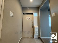 広々とした玄関が、住まいの第一印象を彩る。収納も充実し、すっきりとした空間でお客様をお迎えできます。
