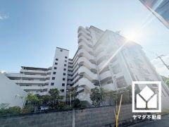 阪神電鉄武庫川線「東鳴尾」駅まで徒歩約6分、阪神電鉄本線「武庫川」駅まで徒歩約14分の立地。