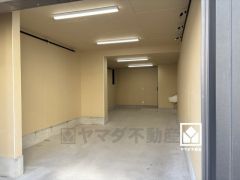 1階倉庫は、シャッター付きのインナーガレージとしてもお使いいただけます。盗難やいたずらを防止し、重い荷物や雨の日の移動もスムーズで快適なカーライフを実現。