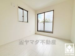 バルコニーにつながるお部屋で、通風・陽当たり良好。