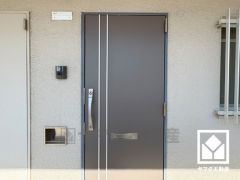 突然の来訪時でも安心なモニター付きインターホンを完備。お留守番中のお子様でも簡単に来訪者の確認ができます。