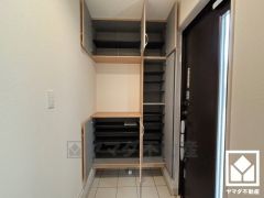 玄関にはシューズボックスを完備。家族の靴もしっかり収納できるので、玄関がいつも片付き、気持ちよくお客様を迎えられます。