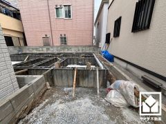 前面道路幅員約6.0mとゆったりとした広さがあるのでファミリーカー等の車の出入りも楽にできます。