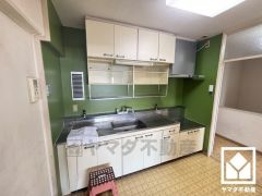 キッチンは空間を有効活用できる壁付けタイプ。