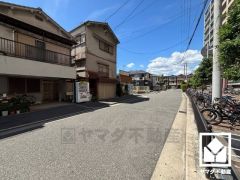 徒歩5分圏内に買い物施設が複数揃う、生活便利な環境です。