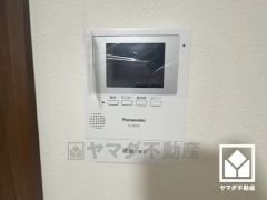 突然の来訪時でも安心なモニター付きインターホンを完備。お留守番中のお子様でも簡単に来訪者の確認ができます。