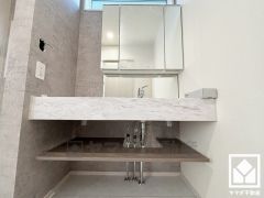 スリット窓から柔らかな光が差し込む明るい洗面化粧台です。ワイドなカウンターで、忙しい朝でも身支度がしやすく時短になります。