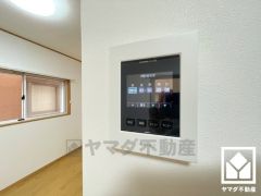 突然の来訪時でも安心なモニター付きインターホンを完備。お留守番中のお子様でも簡単に来訪者の確認ができます。