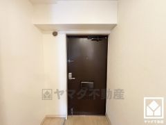 白を基調とした明るい玄関で、毎日を爽やかにスタート。清潔感あふれる空間が、訪れる人々を温かく迎えます。