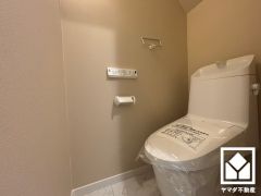 明るく清潔感溢れるトイレです。温水洗浄便座付きで、季節を問わずいつでも温かい便座をお使いいただけます。