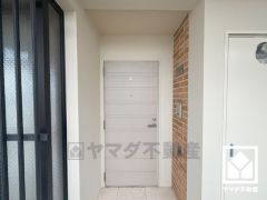 突然の来訪時でも安心なモニター付きインターホンを完備。お留守番中のお子様でも簡単に来訪者の確認ができます。