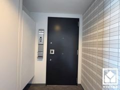 玄関ドアは防犯性に優れたダブルロックドアです。突然の来訪時でも安心なモニター付きインターホンも完備。お留守番中のお子様でも簡単に来訪者の確認ができます。
