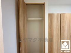 廊下物入にも収納が多数あり、住空間を広々お使いいただけます。