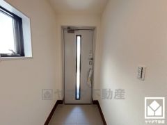 ドアの窓から光が差し込み、外出時にも帰宅時にも、明るい気持ちになれる玄関です。