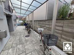屋根付き駐輪場なので、雨や風、直射日光から自転車を守ることができます。