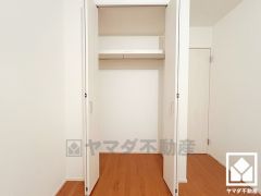 クローゼットは奥行きがあるので、収納力も申し分ありません。