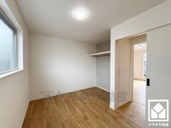 約6帖の3階洋室です。お子様のお部屋などにも丁度良い広さです。全居室にクローゼットがございますので、お部屋の広さを最大限に活用できます。