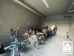 屋内駐輪場なので、雨や風、直射日光から自転車を守ることができます。