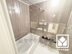 1日の疲れを癒す浴室でゆったりリフレッシュ。ナチュラルな木目調のパネルは落ち着いた雰囲気を演出してくれます。