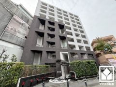 3面鏡の洗面台がございます。W1000サイズのワイドなカウンターで、忙しい朝でも身支度がしやすく時短になります。室内洗濯機置場もございますので、天候に左右されず洗濯していただけます。