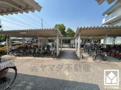 屋根付き駐輪場なので、雨や風、直射日光から自転車を守ることができます。