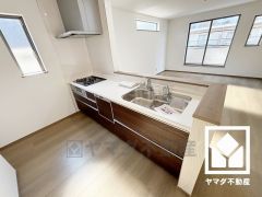 対面式キッチンなのでお料理中でもお子様の様子が分かって安心です。キッチン横には窓がございますので、昼間は手元が明るく、お料理がはかどります。