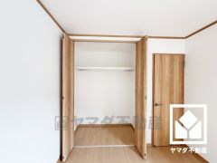 クローゼットは奥行きがあるので、収納力も申し分ありません。